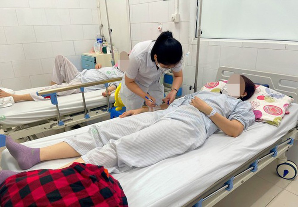 Ăn thịt trộn bột màu làm nem rán, 2 mẹ con thiếu máu nặng
