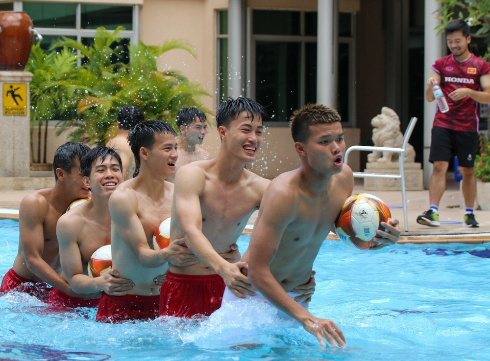 U22 Việt Nam hứng khởi thư giãn bên bể bơi trước trận gặp Malaysia - Ảnh 9.