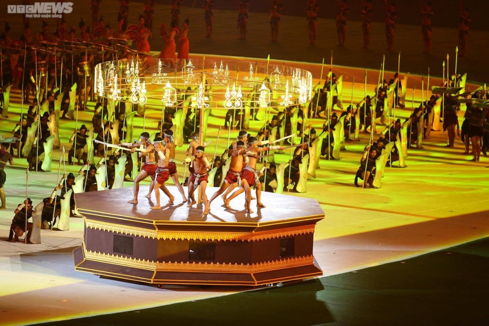 Khai mạc SEA Games 32 rực rỡ sắc màu, đẳng cấp Olympic - Ảnh 10. Khai mạc SEA Games 32 rực rỡ sắc màu, đẳng cấp Olympic - Ảnh 10.