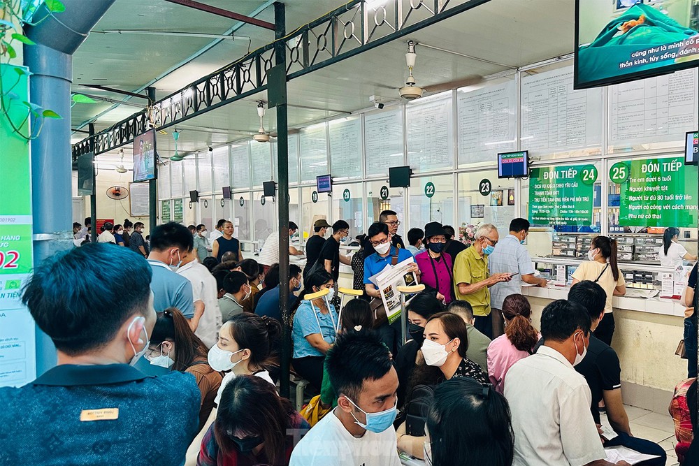 Bệnh viện đ&ocirc;ng nghịt người xếp h&agrave;ng chờ kh&aacute;m trong ng&agrave;y h&egrave; n&oacute;ng 37 độ - Ảnh 3.