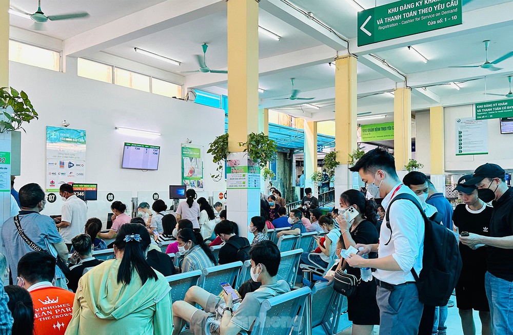 Bệnh viện đ&ocirc;ng nghịt người xếp h&agrave;ng chờ kh&aacute;m trong ng&agrave;y h&egrave; n&oacute;ng 37 độ - Ảnh 2.