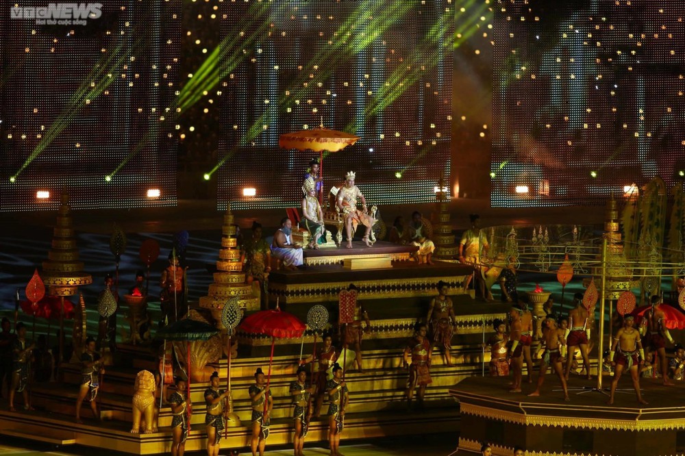 Khai mạc SEA Games 32 rực rỡ sắc màu, đẳng cấp Olympic - Ảnh 7. Khai mạc SEA Games 32 rực rỡ sắc màu, đẳng cấp Olympic - Ảnh 7.
