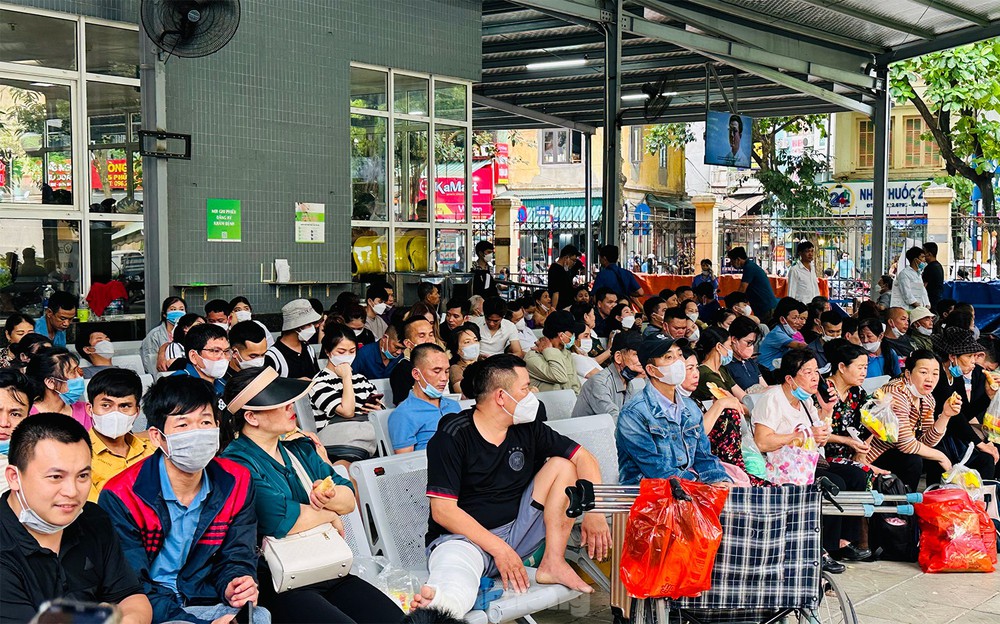 Bệnh viện đ&ocirc;ng nghịt người xếp h&agrave;ng chờ kh&aacute;m trong ng&agrave;y h&egrave; n&oacute;ng 37 độ - Ảnh 1.