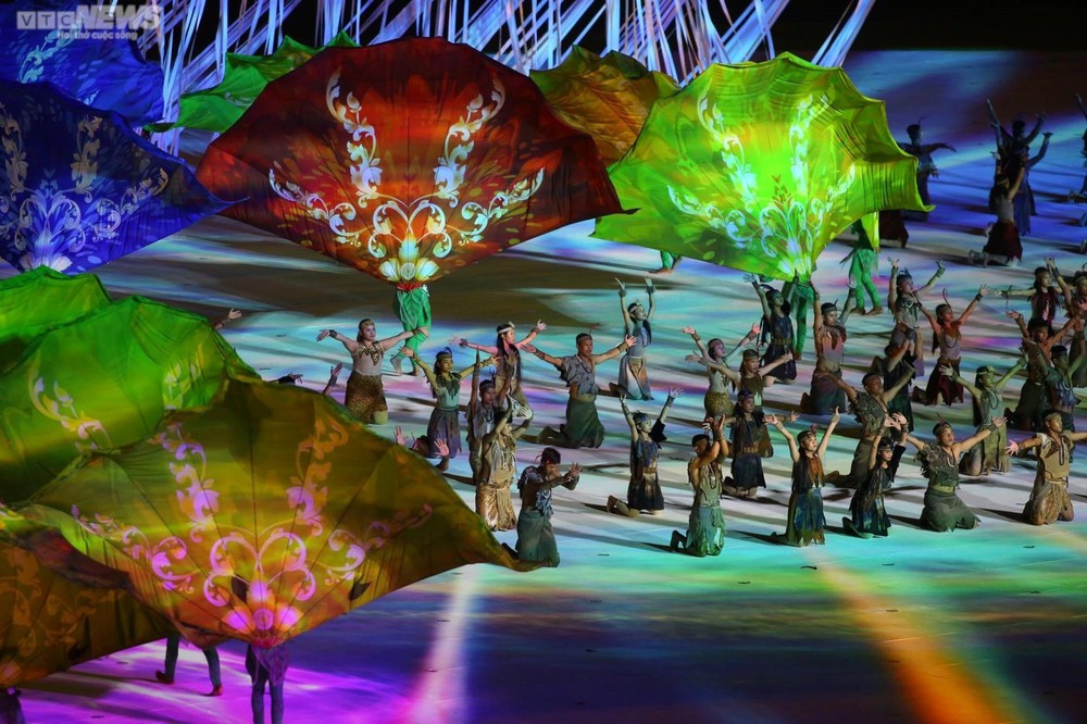 Khai mạc SEA Games 32 rực rỡ sắc màu, đẳng cấp Olympic - Ảnh 4. Khai mạc SEA Games 32 rực rỡ sắc màu, đẳng cấp Olympic - Ảnh 4.