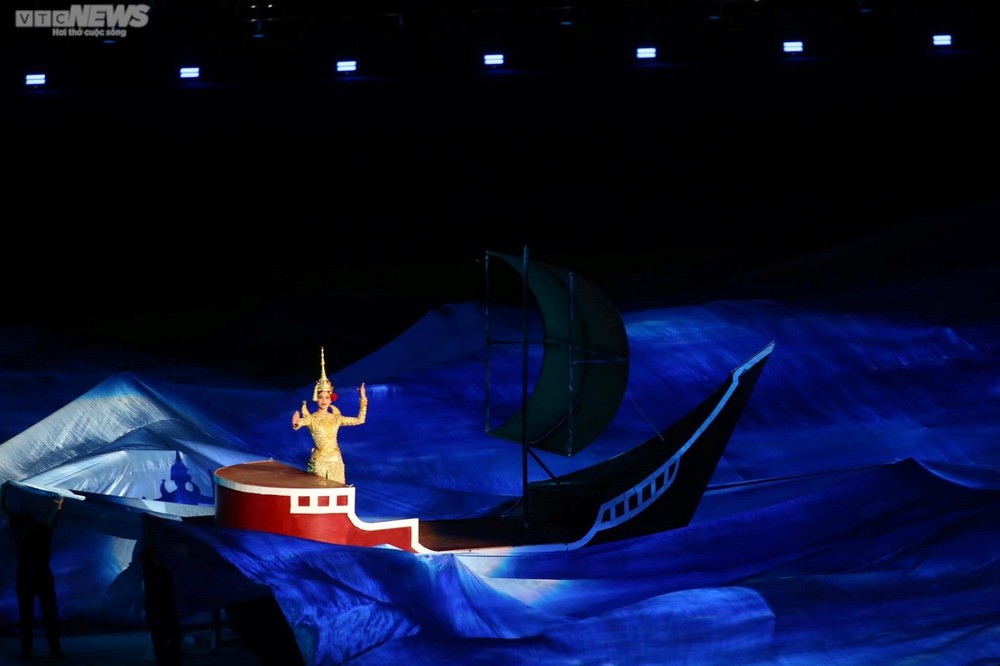 Khai mạc SEA Games 32 rực rỡ sắc màu, đẳng cấp Olympic - Ảnh 3. Khai mạc SEA Games 32 rực rỡ sắc màu, đẳng cấp Olympic - Ảnh 3.