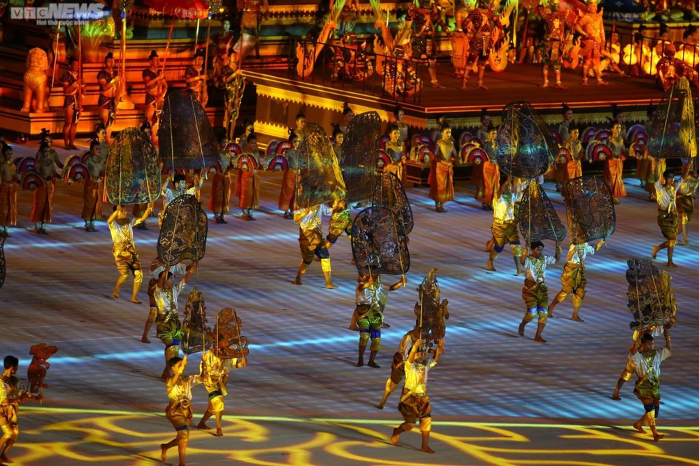 Khai mạc SEA Games 32 rực rỡ sắc màu, đẳng cấp Olympic - Ảnh 1. Khai mạc SEA Games 32 rực rỡ sắc màu, đẳng cấp Olympic - Ảnh 1.