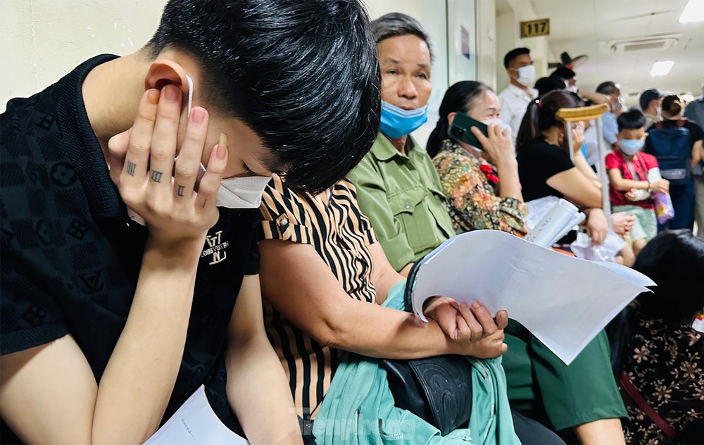 Bệnh viện đ&ocirc;ng nghịt người xếp h&agrave;ng chờ kh&aacute;m trong ng&agrave;y h&egrave; n&oacute;ng 37 độ - Ảnh 13.