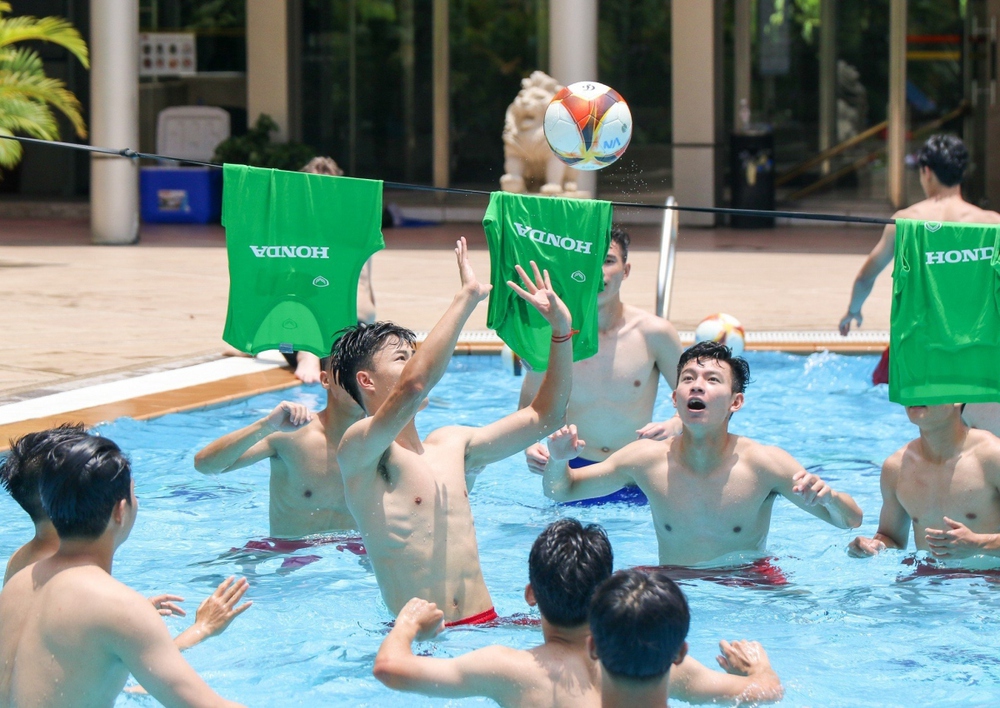 U22 Việt Nam hứng khởi thư giãn bên bể bơi trước trận gặp Malaysia - Ảnh 8.