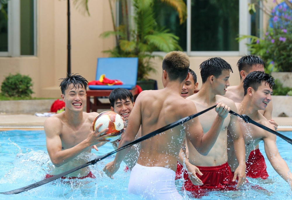 U22 Việt Nam hứng khởi thư giãn bên bể bơi trước trận gặp Malaysia - Ảnh 7.