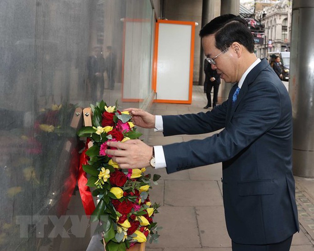 Chủ tịch nước Võ Văn Thưởng đặt hoa Biển tưởng niệm Bác Hồ tại London - Ảnh 1. Chủ tịch nước Võ Văn Thưởng đặt hoa Biển tưởng niệm Bác Hồ tại London - Ảnh 1.