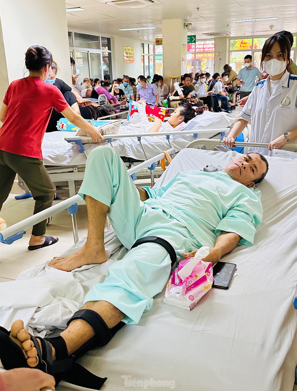 Bệnh viện đ&ocirc;ng nghịt người xếp h&agrave;ng chờ kh&aacute;m trong ng&agrave;y h&egrave; n&oacute;ng 37 độ - Ảnh 10.