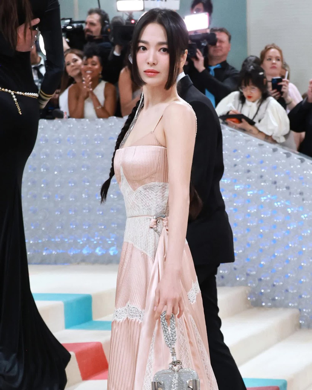 Song Hye Kyo và Dương Tử Quỳnh đọ sắc ở Met Gala: Đừng để ai nói bạn già xấu và hết thời! - Ảnh 4. Song Hye Kyo và Dương Tử Quỳnh đọ sắc ở Met Gala: Đừng để ai nói bạn già xấu và hết thời! - Ảnh 4.