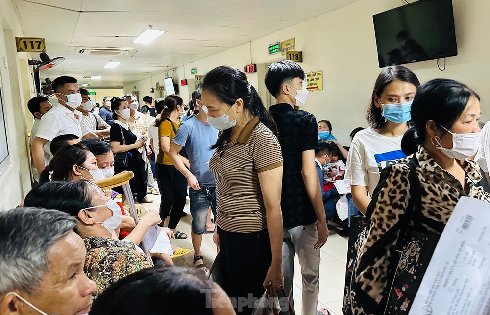 Bệnh viện đ&ocirc;ng nghịt người xếp h&agrave;ng chờ kh&aacute;m trong ng&agrave;y h&egrave; n&oacute;ng 37 độ - Ảnh 9.