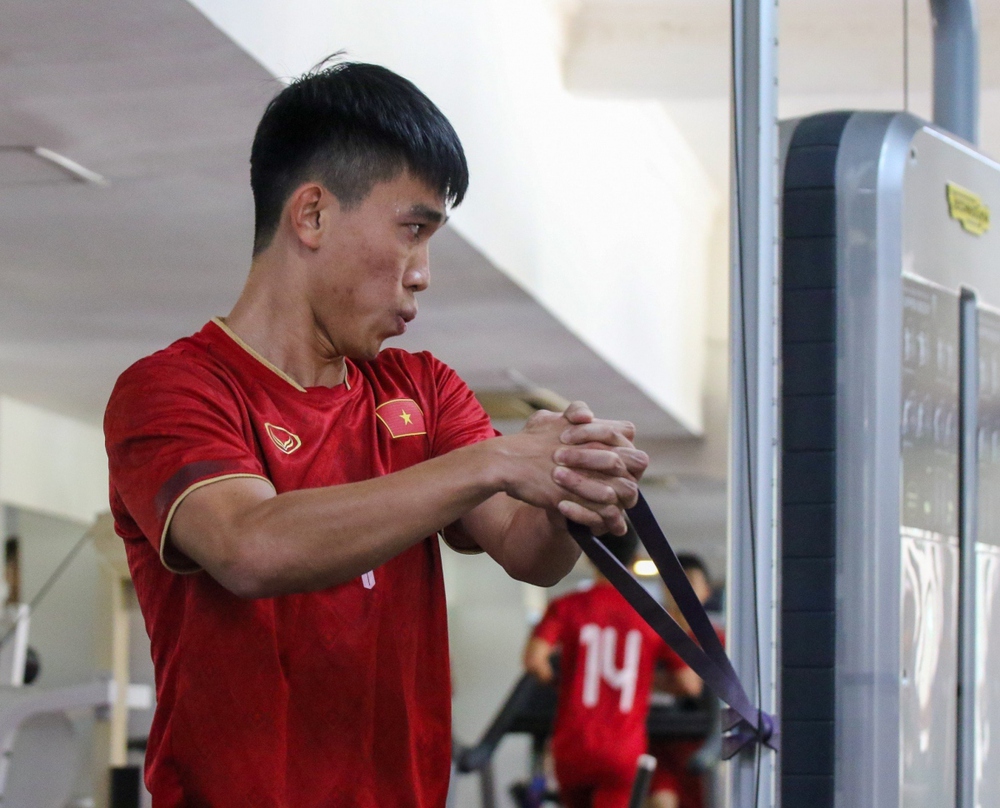 U22 Việt Nam hứng khởi thư giãn bên bể bơi trước trận gặp Malaysia - Ảnh 2.