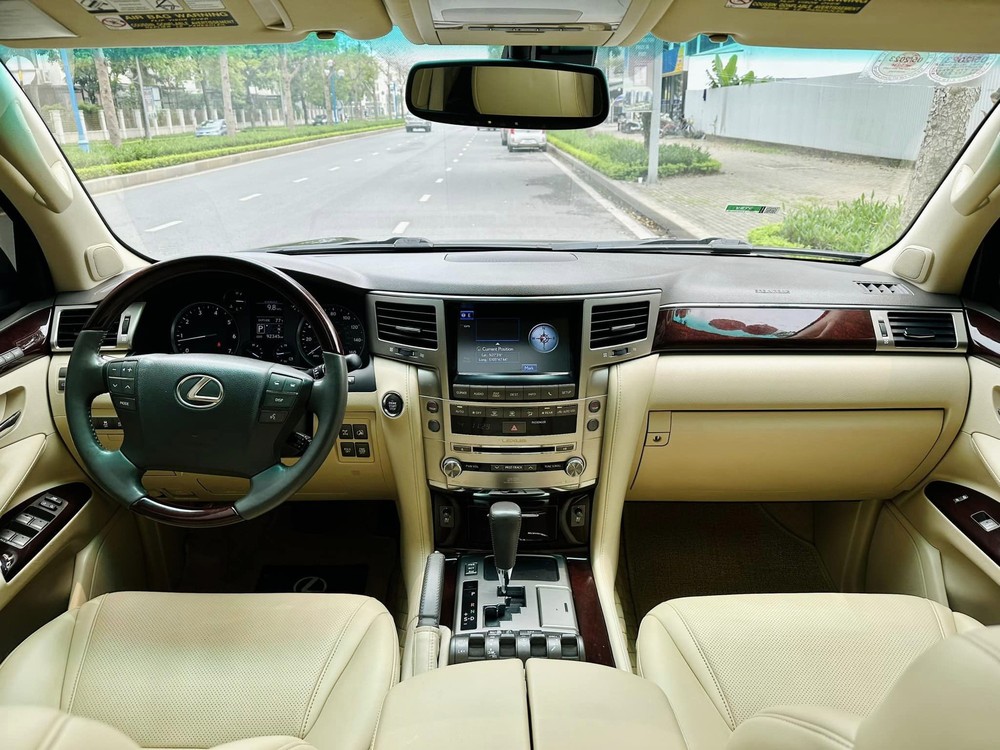 Chủ tịch bỏ 2,4 tỷ độ Lexus LX 570 2013: Trông như xe 10 tỷ, nội thất tốn hơn 1,1 tỷ, giống bản cho đại gia Trung Đông - Ảnh 5.