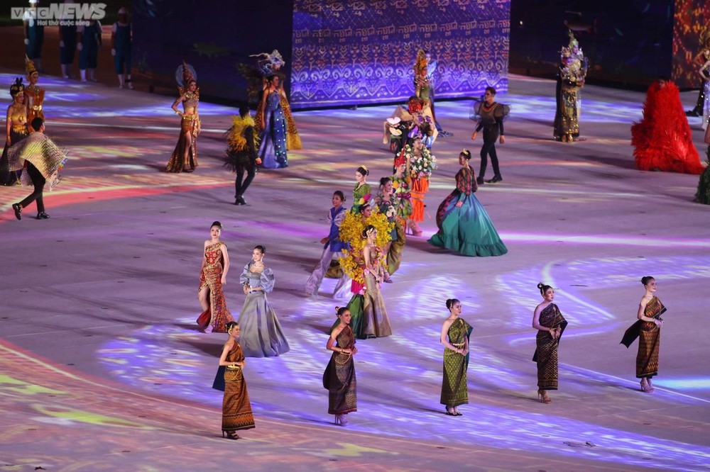 Khai mạc SEA Games 32 rực rỡ sắc màu, đẳng cấp Olympic - Ảnh 11. Khai mạc SEA Games 32 rực rỡ sắc màu, đẳng cấp Olympic - Ảnh 11.
