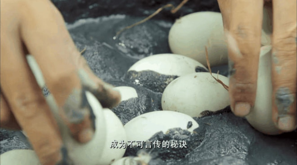 Món trứng béo ngậy ở Trung Quốc: Muốn ăn ngon phải đem đi nhúng bùn - Ảnh 4.