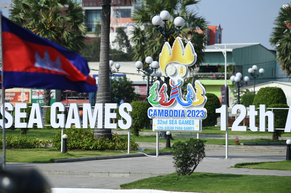 Đường phố Phnom Penh rực rỡ sắc màu sẵn sàng cho lễ khai mạc SEA Games 2023 - Ảnh 1. Đường phố Phnom Penh rực rỡ sắc màu sẵn sàng cho lễ khai mạc SEA Games 2023 - Ảnh 1.