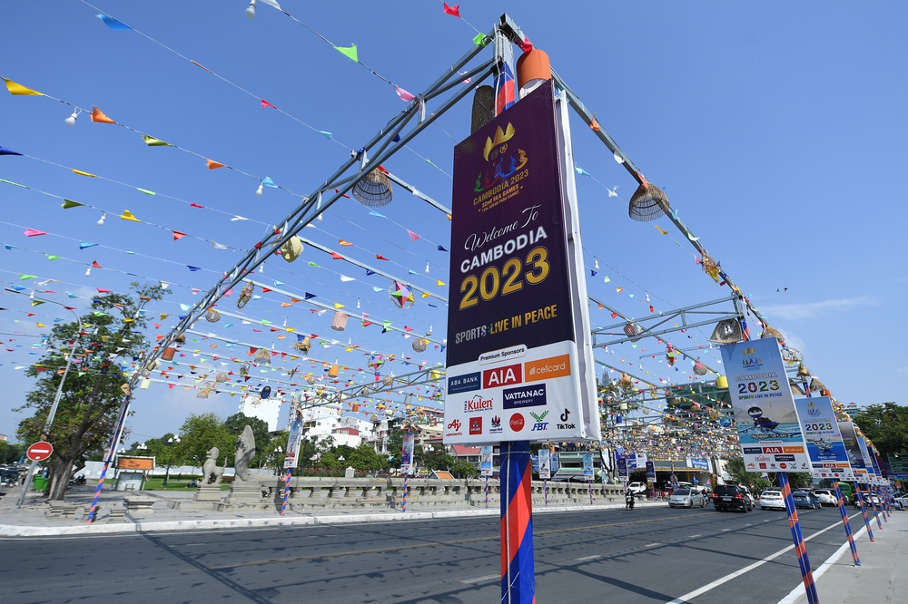 Đường phố Phnom Penh rực rỡ sắc màu sẵn sàng cho lễ khai mạc SEA Games 2023 - Ảnh 2. Đường phố Phnom Penh rực rỡ sắc màu sẵn sàng cho lễ khai mạc SEA Games 2023 - Ảnh 2.