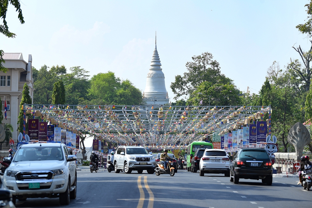 Đường phố Phnom Penh rực rỡ sắc màu sẵn sàng cho lễ khai mạc SEA Games 2023 - Ảnh 4. Đường phố Phnom Penh rực rỡ sắc màu sẵn sàng cho lễ khai mạc SEA Games 2023 - Ảnh 4.