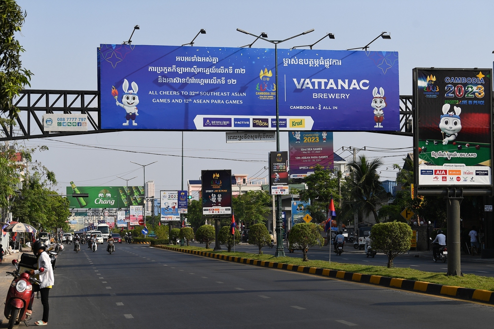 Đường phố Phnom Penh rực rỡ sắc màu sẵn sàng cho lễ khai mạc SEA Games 2023 - Ảnh 7. Đường phố Phnom Penh rực rỡ sắc màu sẵn sàng cho lễ khai mạc SEA Games 2023 - Ảnh 7.