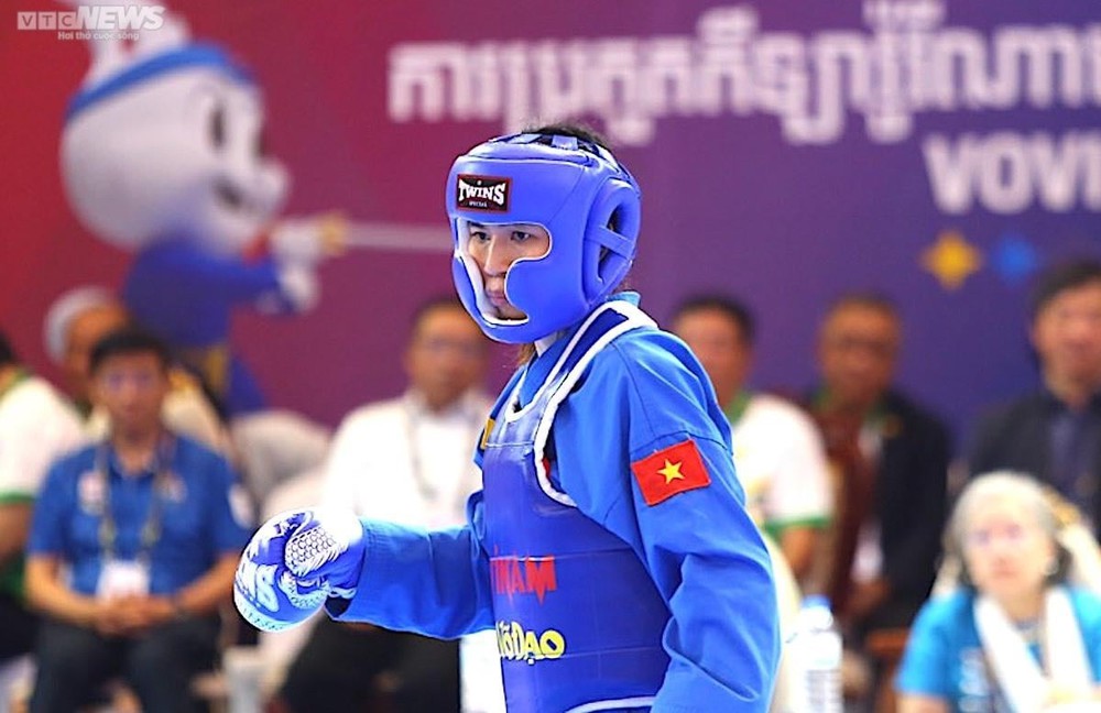 Nữ võ sĩ Việt Nam nén đau, chấp đối thủ 1 chân vẫn giành HCV SEA Games 32 - Ảnh 1.