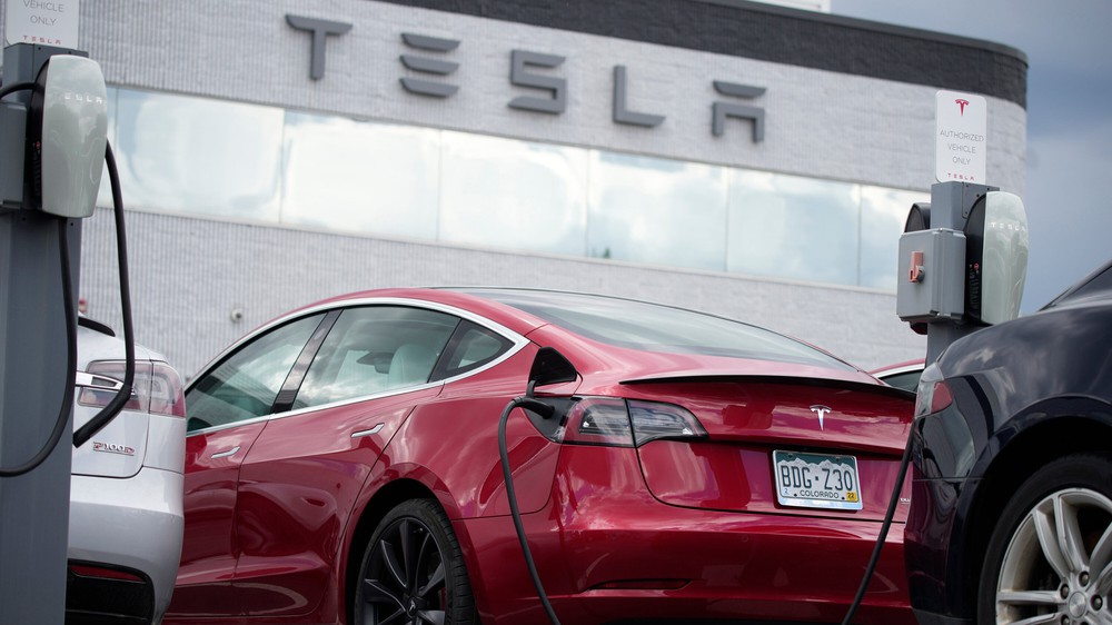 Sau nhiều lần giảm giá chấn động, Tesla bất ngờ quay đầu tăng giá nhưng mục đích tăng mới cho thấy khả năng tính toán thần sầu của tỷ phú Elon Musk - Ảnh 1.