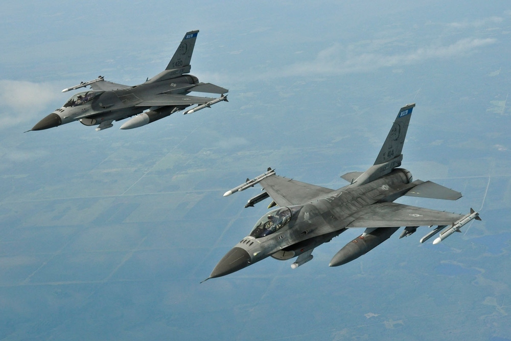 Cựu phi công Mỹ nói F-16 khó sống sót ở Ukraine, dễ bị S-400 áp đảo hoàn toàn - Ảnh 2.