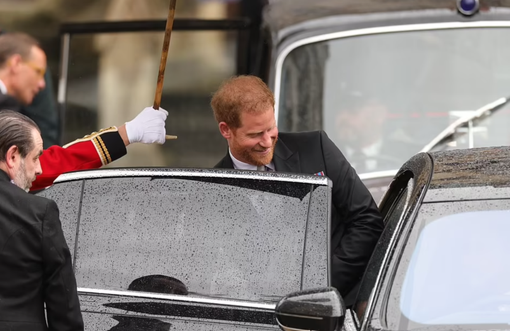 Vua Charles và Vương hậu Camilla cùng gia đình Vương thất vẫy chào người dân ở ban công Cung điện Buckingham - Ảnh 13.