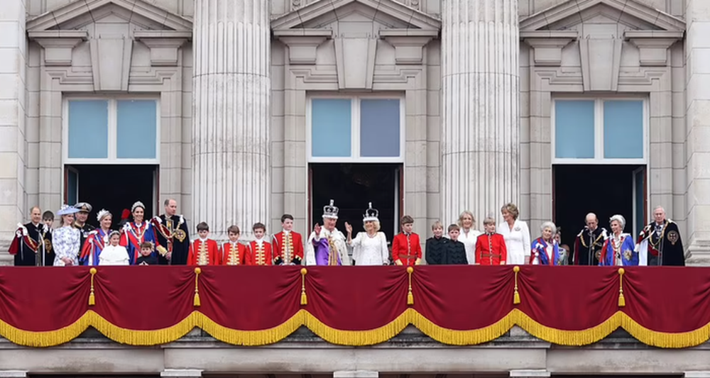 Vua Charles và Vương hậu Camilla cùng gia đình Vương thất vẫy chào người dân ở ban công Cung điện Buckingham - Ảnh 4.