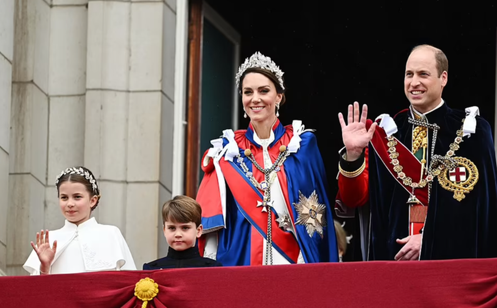 Vua Charles và Vương hậu Camilla cùng gia đình Vương thất vẫy chào người dân ở ban công Cung điện Buckingham - Ảnh 3.