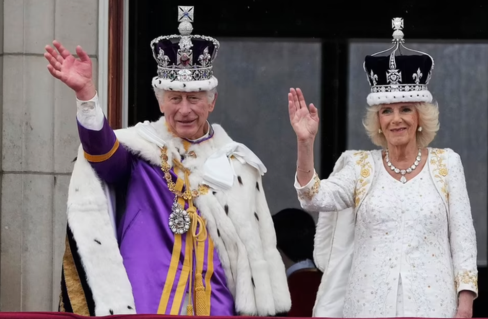 Vua Charles và Vương hậu Camilla cùng gia đình Vương thất vẫy chào người dân ở ban công Cung điện Buckingham - Ảnh 2.