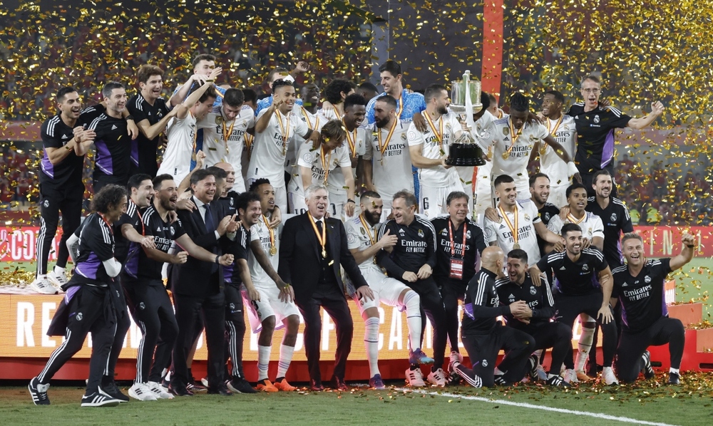 Khoảnh khắc Real Madrid nâng cao danh hiệu cúp Nhà vua Tây Ban Nha sau 9 năm chờ đợi - Ảnh 1.