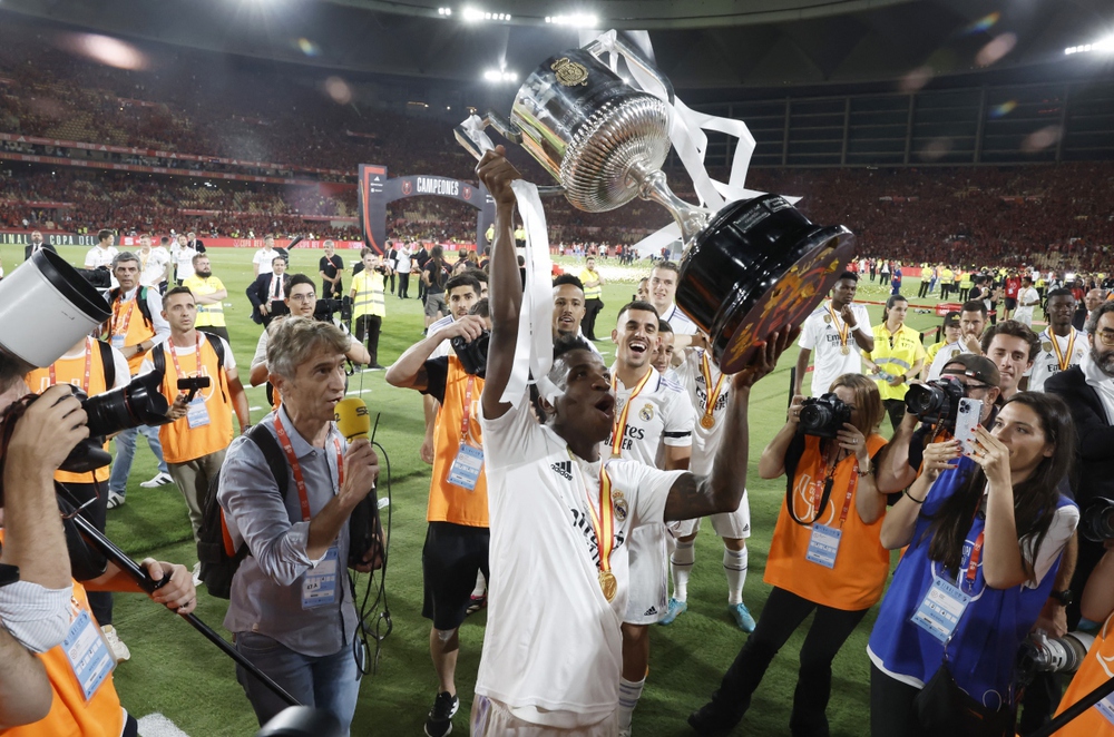 Khoảnh khắc Real Madrid nâng cao danh hiệu cúp Nhà vua Tây Ban Nha sau 9 năm chờ đợi - Ảnh 15.
