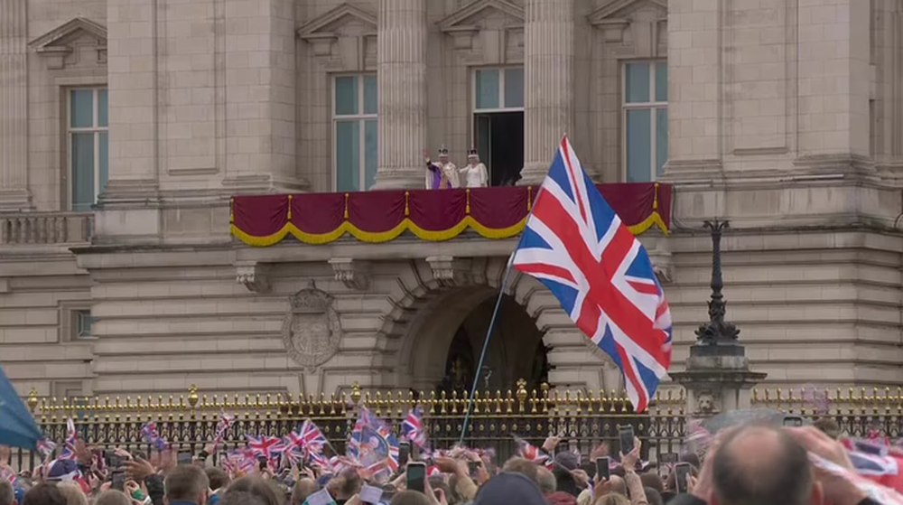 Vua Charles và Vương hậu Camilla cùng gia đình Vương thất vẫy chào người dân ở ban công Cung điện Buckingham - Ảnh 11.