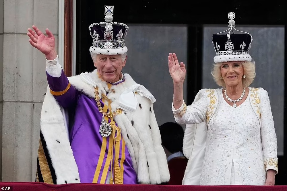 Chùm ảnh hậu trường hiếm hoi của Vua Charles và Vương hậu Camilla trên ban công Cung điện Buckingham hé lộ những góc nhìn chưa từng thấy - Ảnh 6.