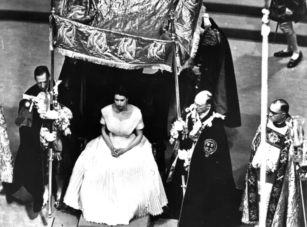 Chùm ảnh so sánh giữa lễ đăng quang của Nữ vương Elizabeth và Vua Charles: Đâu là sự kiện quy mô hơn? - Ảnh 10.