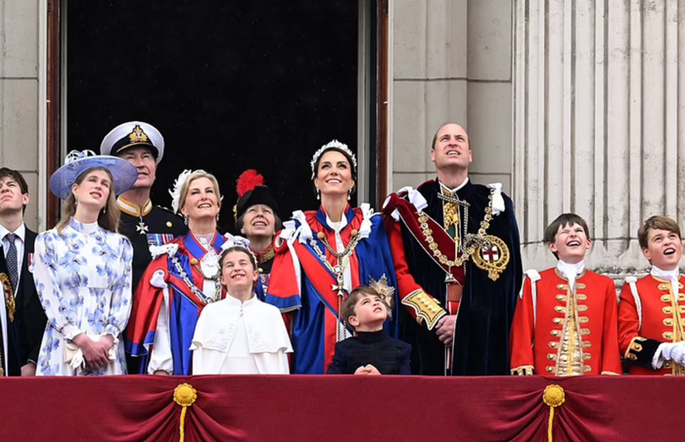 Vua Charles và Vương hậu Camilla cùng gia đình Vương thất vẫy chào người dân ở ban công Cung điện Buckingham - Ảnh 9.