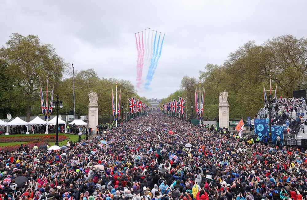 Vua Charles và Vương hậu Camilla cùng gia đình Vương thất vẫy chào người dân ở ban công Cung điện Buckingham - Ảnh 8.