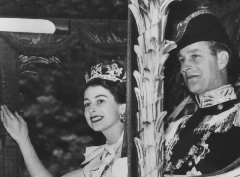 Chùm ảnh so sánh giữa lễ đăng quang của Nữ vương Elizabeth và Vua Charles: Đâu là sự kiện quy mô hơn? - Ảnh 8.