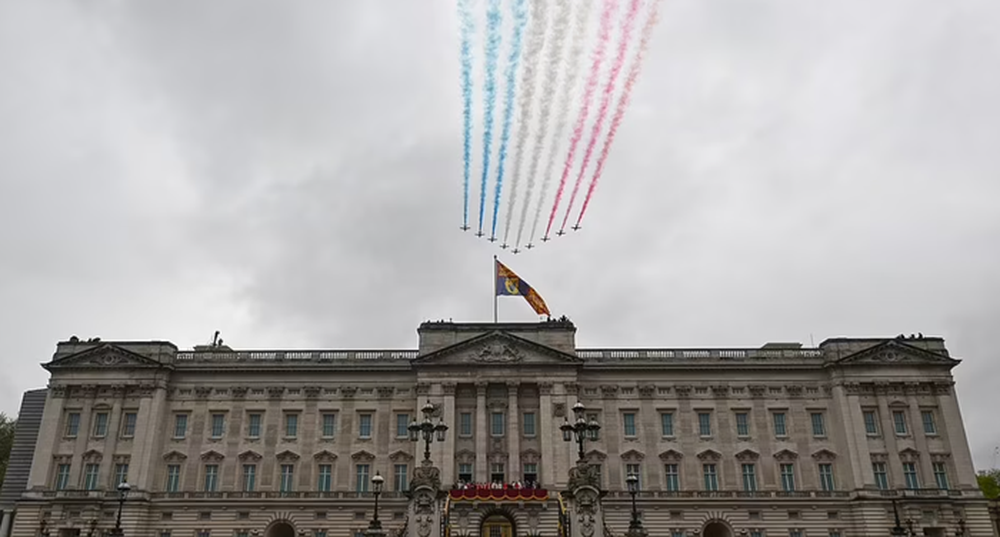 Vua Charles và Vương hậu Camilla cùng gia đình Vương thất vẫy chào người dân ở ban công Cung điện Buckingham - Ảnh 7.