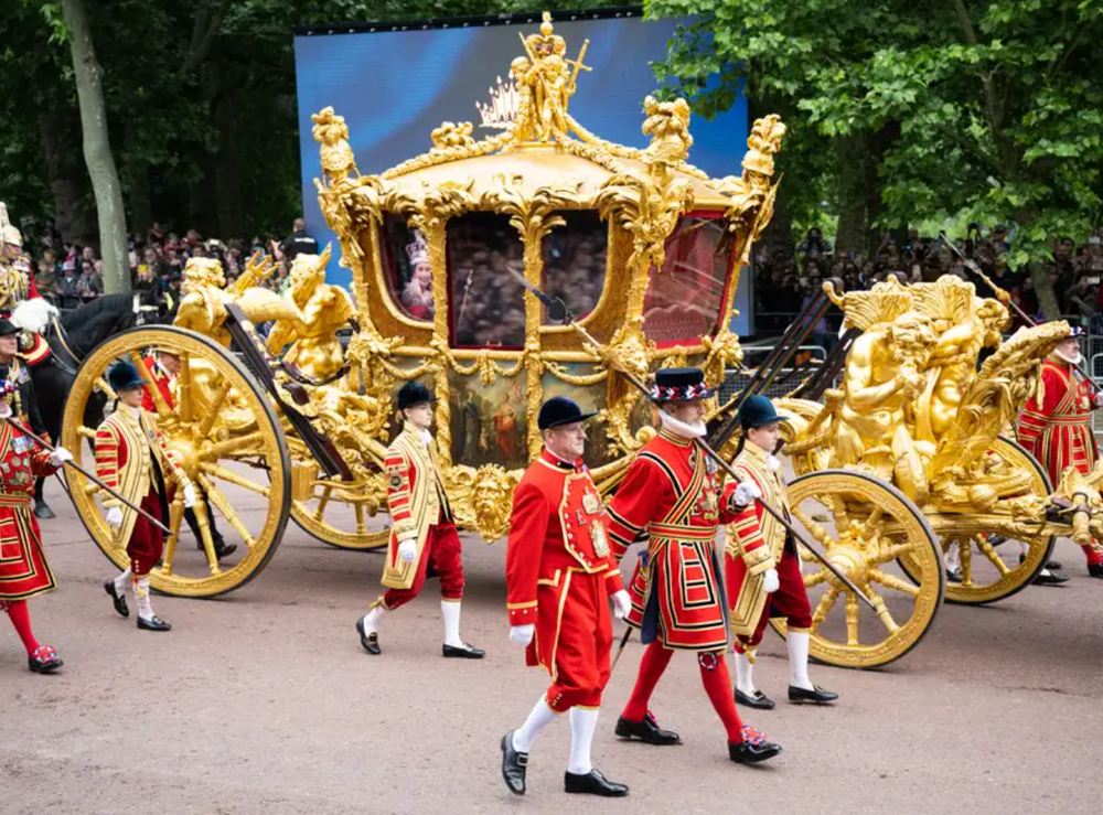 Chùm ảnh so sánh giữa lễ đăng quang của Nữ vương Elizabeth và Vua Charles: Đâu là sự kiện quy mô hơn? - Ảnh 6.