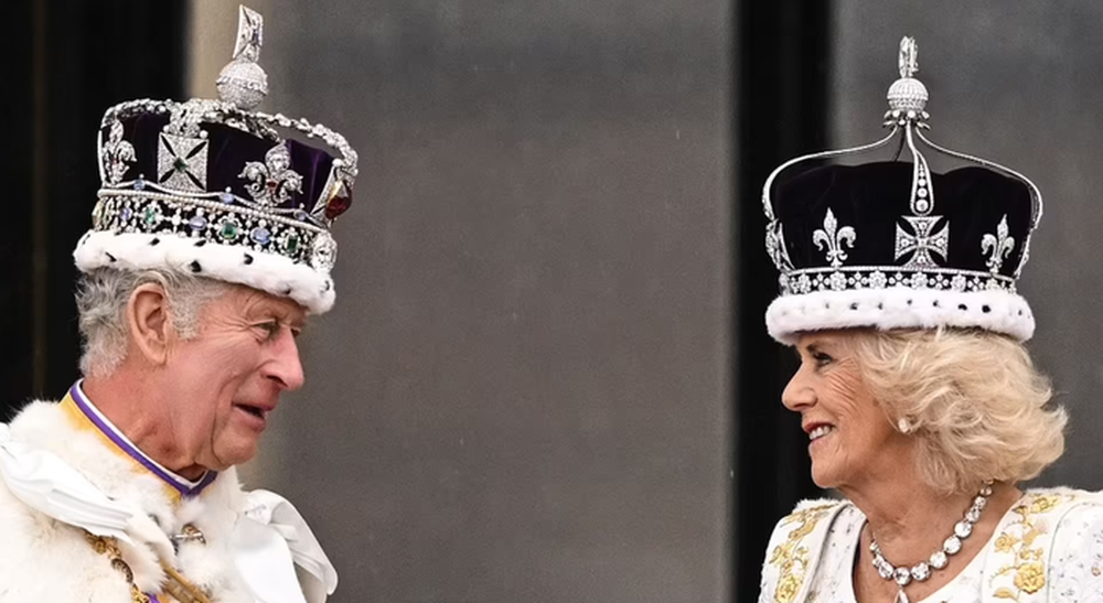 Vua Charles và Vương hậu Camilla cùng gia đình Vương thất vẫy chào người dân ở ban công Cung điện Buckingham - Ảnh 6.