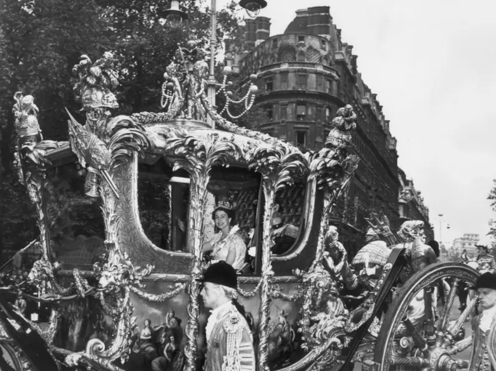 Chùm ảnh so sánh giữa lễ đăng quang của Nữ vương Elizabeth và Vua Charles: Đâu là sự kiện quy mô hơn? - Ảnh 5.