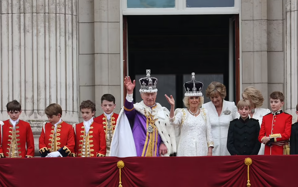 Vua Charles và Vương hậu Camilla cùng gia đình Vương thất vẫy chào người dân ở ban công Cung điện Buckingham - Ảnh 5.