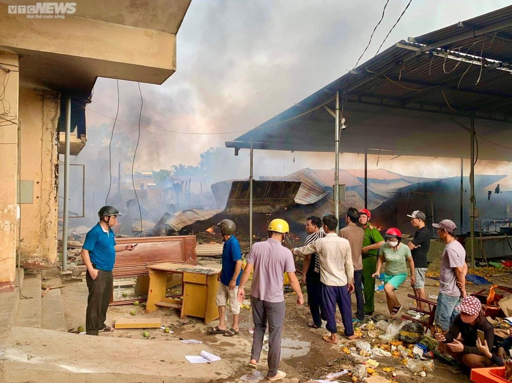 Chợ Ea Súp tan hoang sau vụ cháy, tiểu thương khóc nức nở nhìn tài sản thiêu rụi - Ảnh 6.