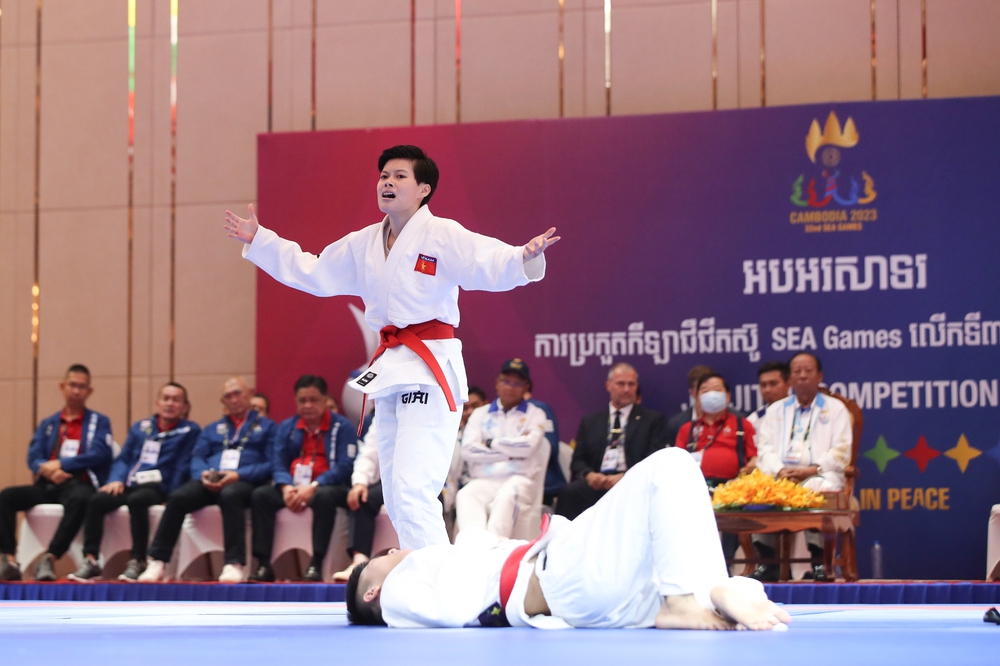 Tím mắt từ trận thứ hai, võ sĩ Việt Nam vẫn kiên cường mang về tấm HCV Jujitsu duy nhất - Ảnh 1.