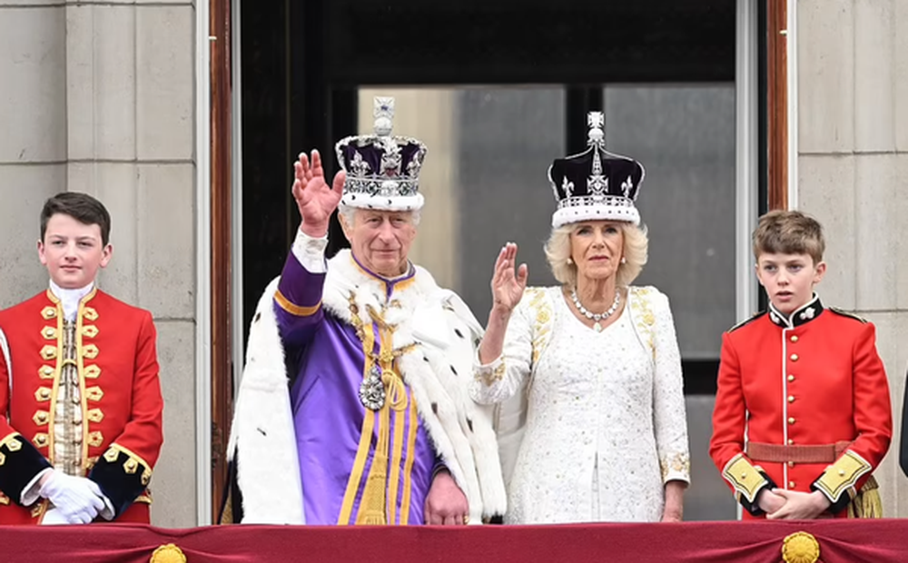 Vua Charles và Vương hậu Camilla cùng gia đình Vương thất vẫy chào người dân ở ban công Cung điện Buckingham