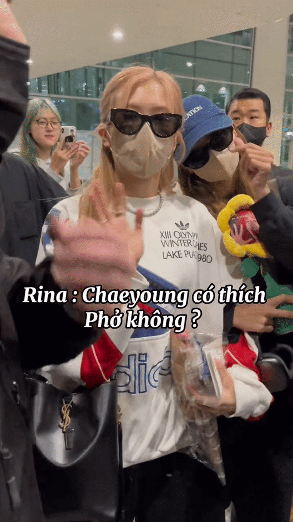 Những lần “món ăn tinh hoa” này của Việt Nam đến tay sao Hàn Quốc, BLACKPINK mắt sáng rỡ khi được fan tặng ở sân bay