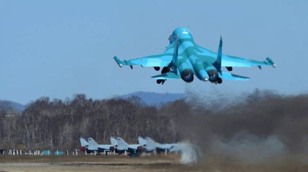 Tiêm kích Su-34 Nga dội bom vào căn cứ lính đánh thuê nước ngoài ở Kharkov - Ảnh 1.